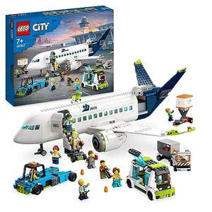 LEGO 60367 City Avión de Pasajeros Vehículos del Aeropuerto: Autobús Lanzadera, Remolcador, Camión de Equipajes y 9 Minifiguras